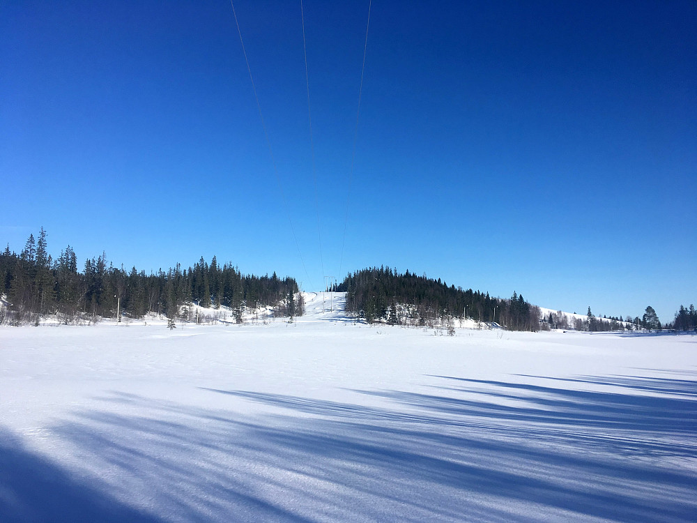 Medkartjønna ligger under vinterdrakten en god stund enda.