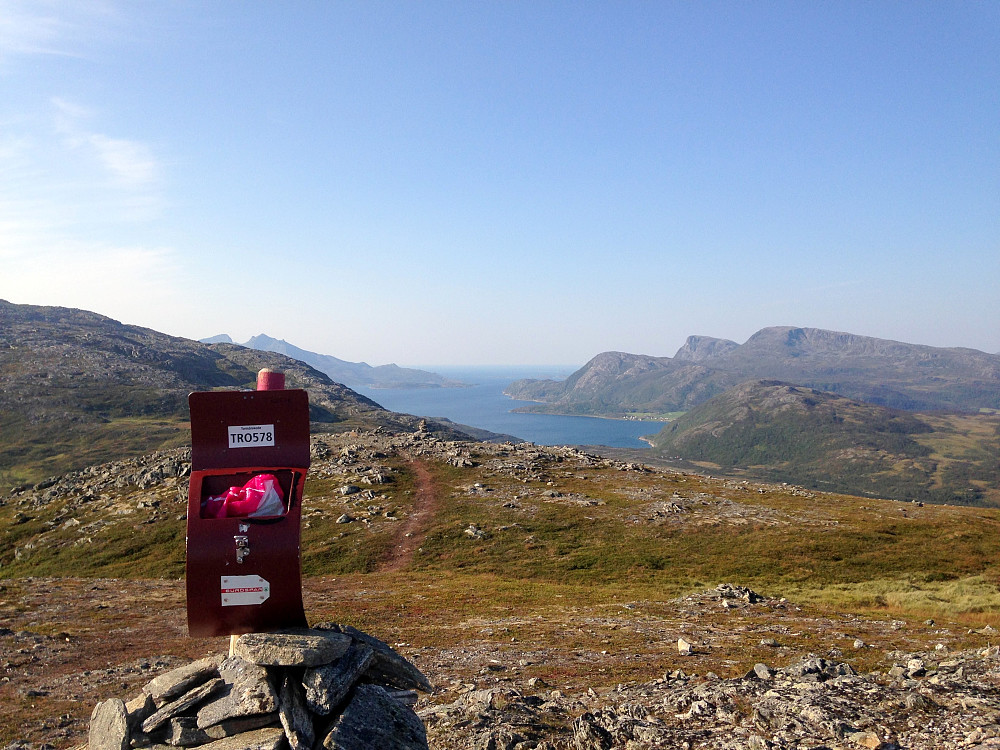 Klart vær og fin utsikt mot Vengsøya og Skulsfjord.