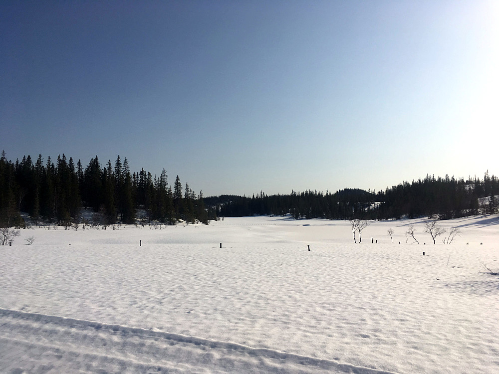 Mye snø og is over Bantjønna enda.