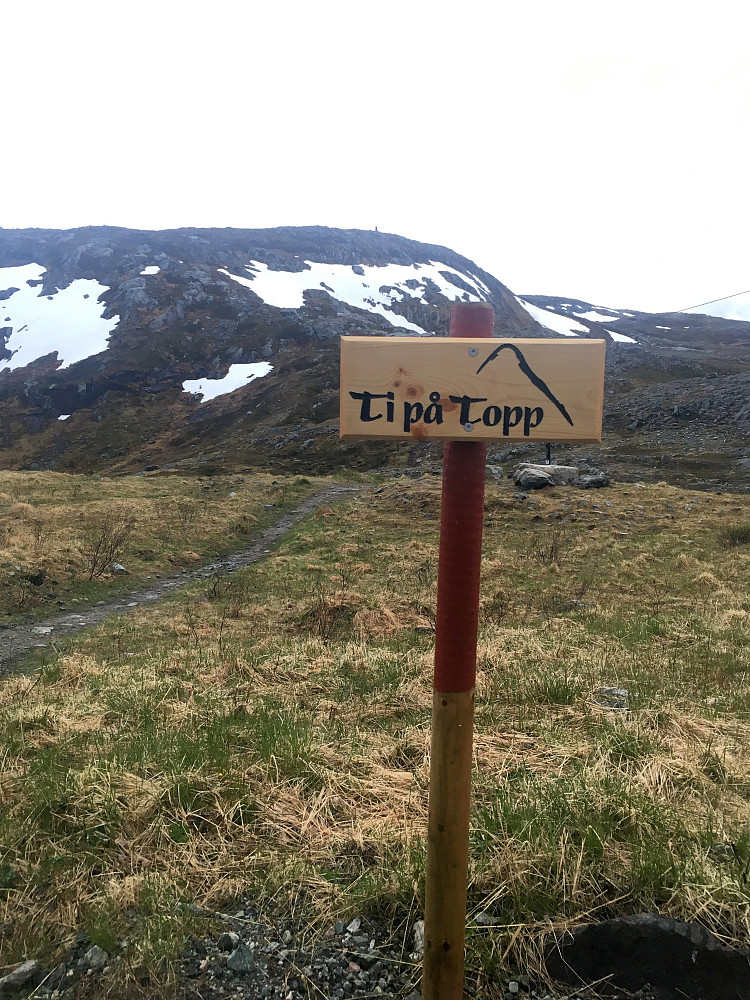 Årets første Ti på Topp.Trevardetoppen ligger rett over skiltet.