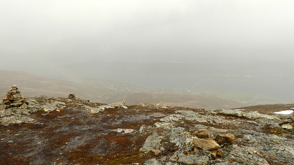 Utsikten fra Finnlandsfjellet ned mot Tromsøya i det ufyselige været.