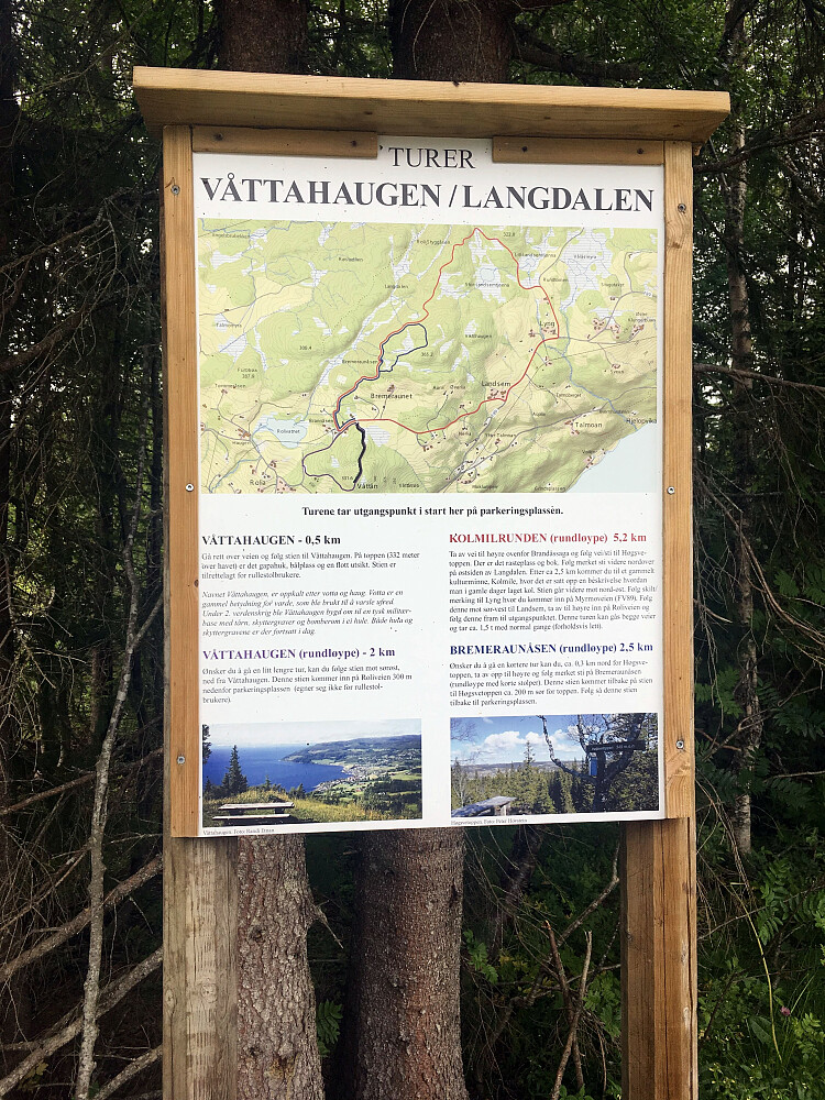 Fin infotavle ved parkeringsplassen.