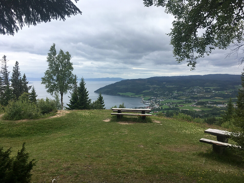 Benker og grillplass med en flott gapahuk er det her.
