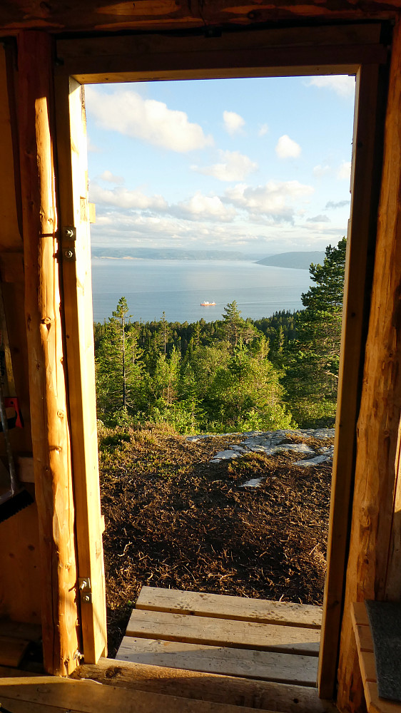 Utsikt mot fjorden og Orkanger på den andre sia.