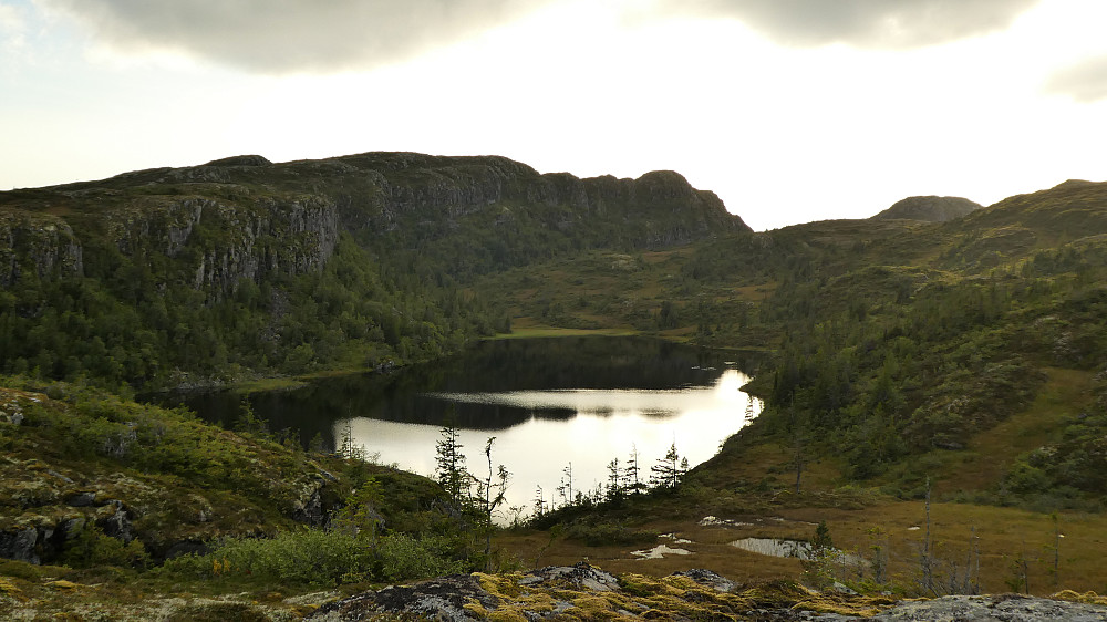 Stegavikdammen ligger 425 moh.Klompan og Grønliklumpen bak.