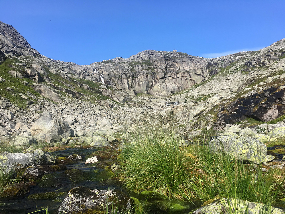 Øvre del av Sjurdalen.Elva fra fjellvatnet renner her gjennom en liten grønn oase.