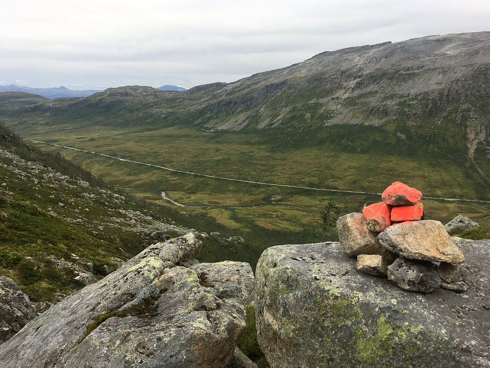 Bra merking for det meste av turen men du kan fort miste den oppe i den grove steinura.Ser her ned mot Kattfjorddalen.