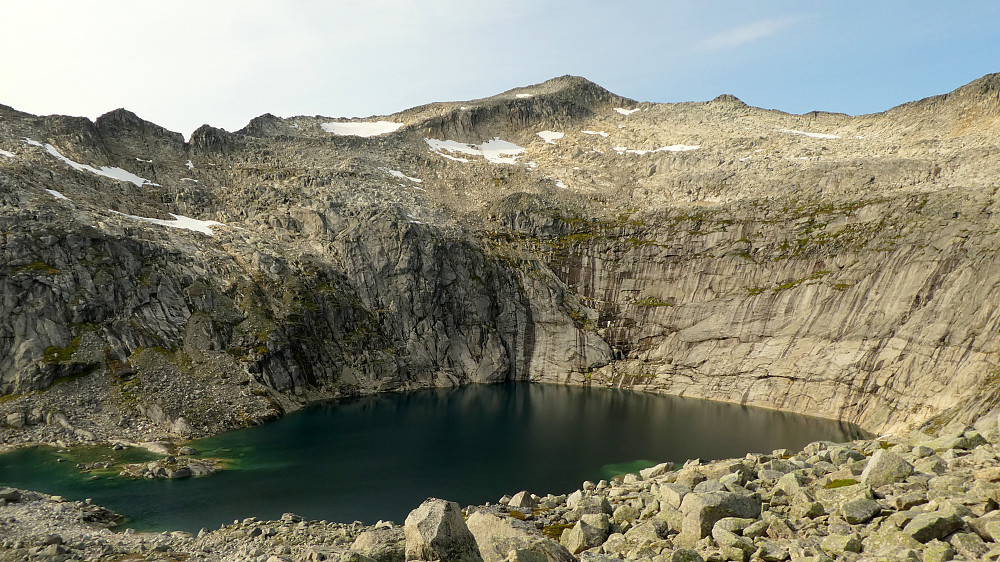 Fjellvatnet ligger på 561 moh.Storsteinnestinden 1017 moh, bak.