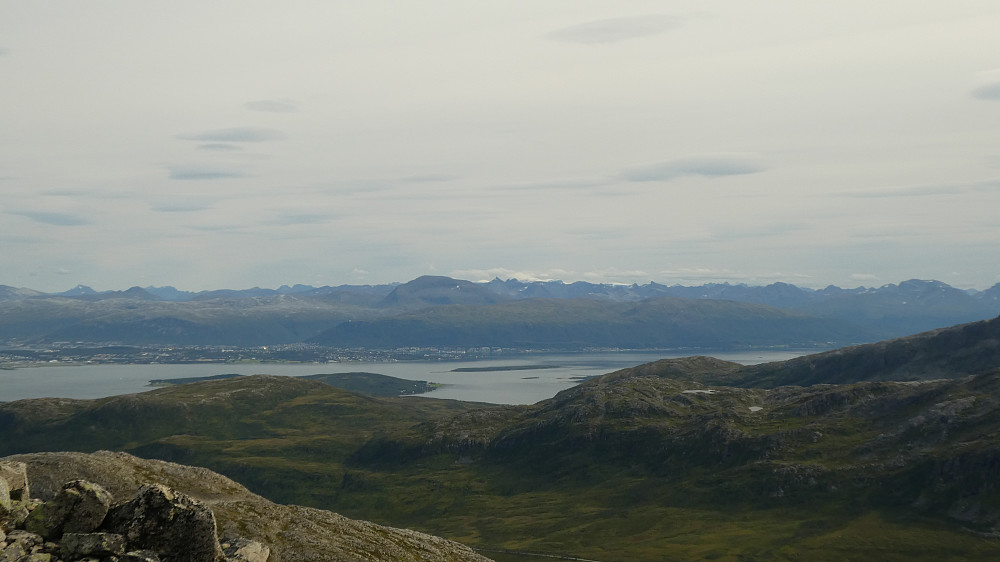 Mot Tromsø fra toppen.Ser Tromsdalstinden ca. midt i bildet.