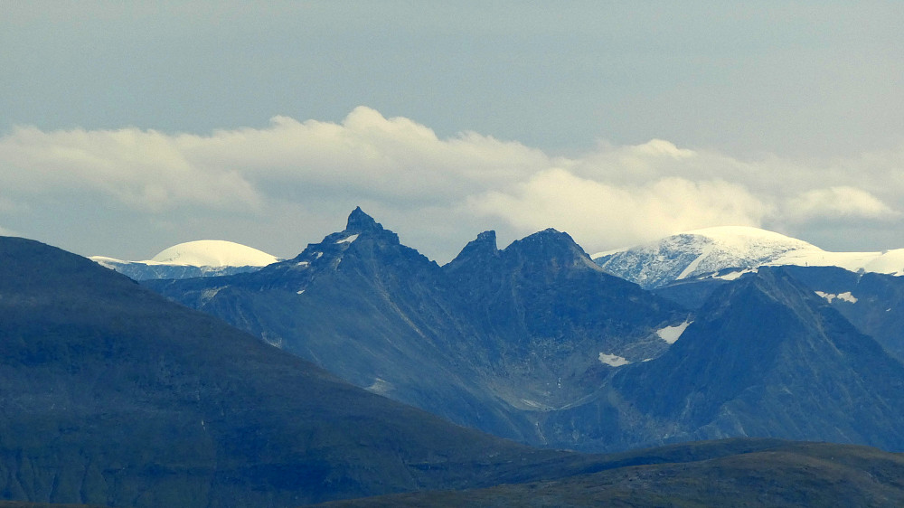 Her er det mange høge fjell.Kveita 1751 moh.(hvit topp til venstre)Hamperokken 1404 moh,(spiss topp) Jiehkkevarri 1833 moh.(hvit topp med nysnø til høyre) Tromsdalstinden 1238 moh, i venstre bildekant.