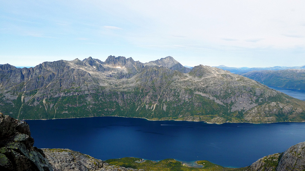 Over Ersfjorden ser du Kvaløyas høyeste fjell.Store Blåmann 1044 moh.