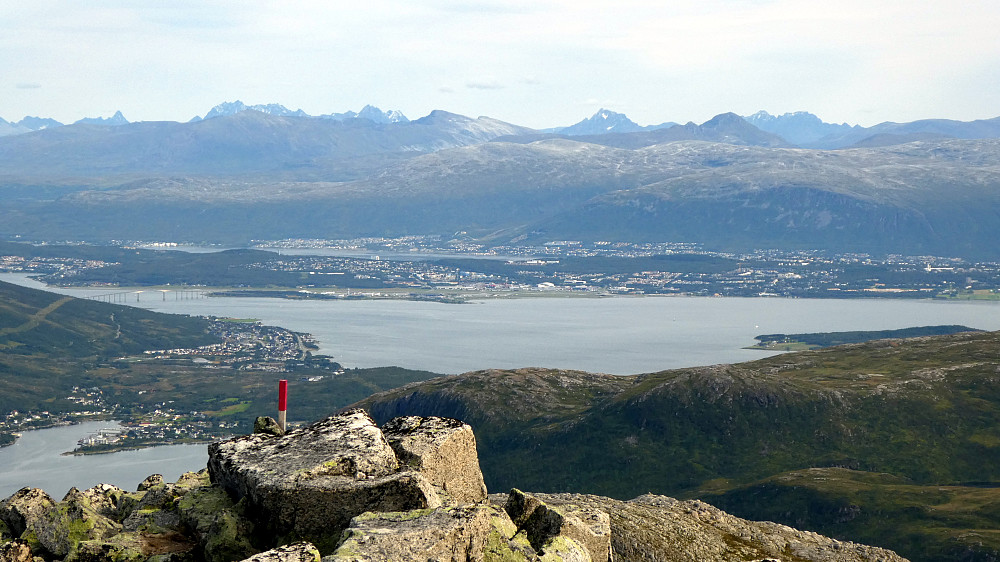 Mot Tromsøya nord og Lyngsfjellene i det fjerne.