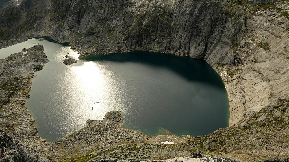 Stup ned mot fjellvatnet.