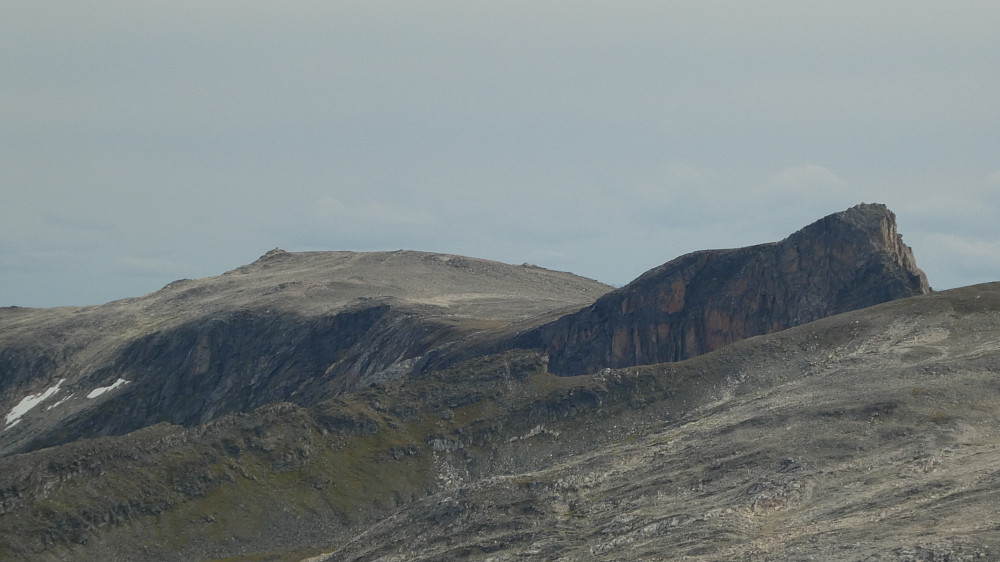 Mot sør er Litje-Blåmannen 861 moh. og Botnfjellet 844 moh.