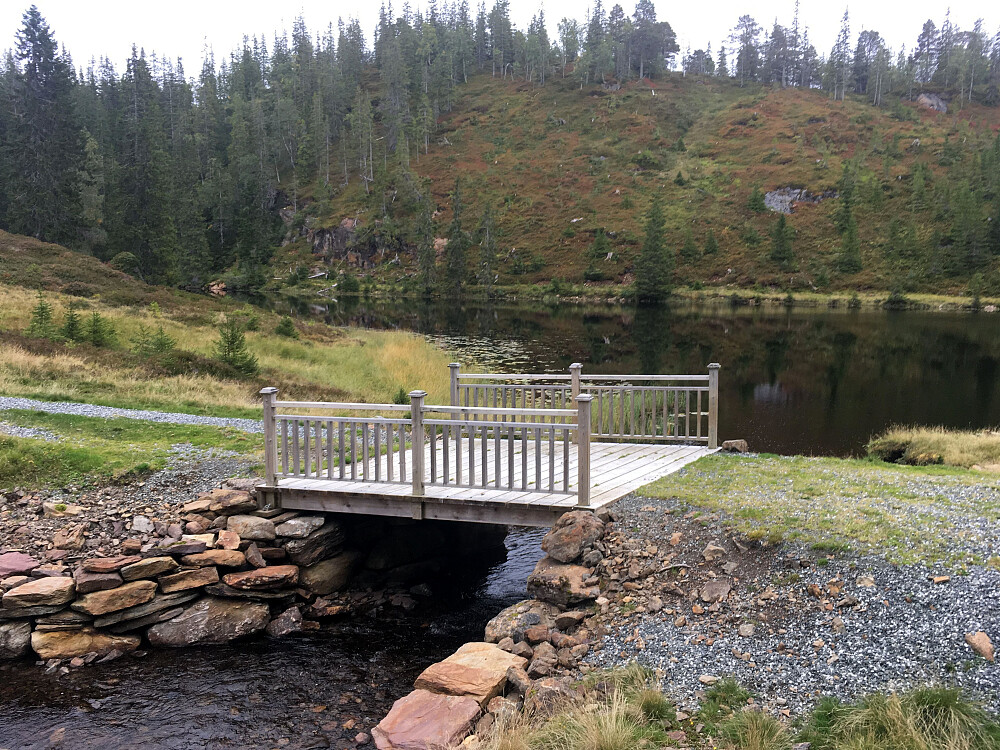 Brua ved Svarttjønna.Parkerte her.