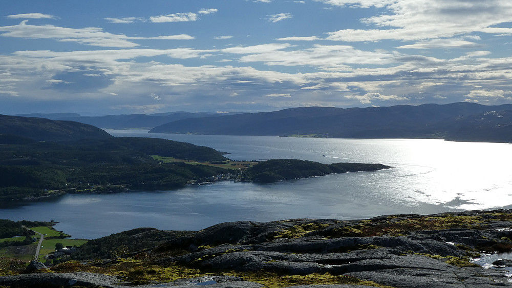 Innover Trondheimsfjorden.Hasselvika midt på bilde.