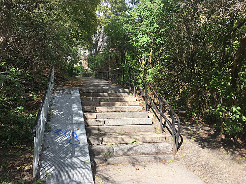 Det legges til rette for funksjonshemmede i Oslo sine parker.Dette er Stensparken opp til Blåsen.