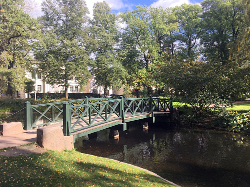 Den her brua ligger i Slottsparken.