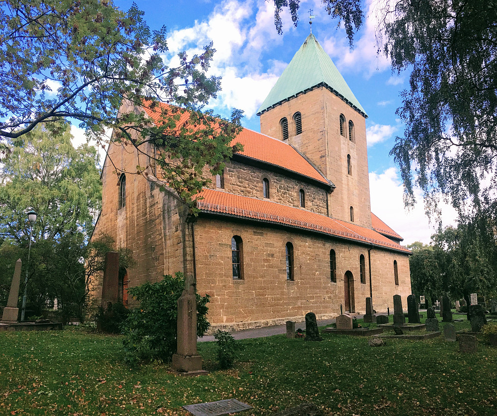 Et flott gammelt byggverk er Gamle Aker Kirke.