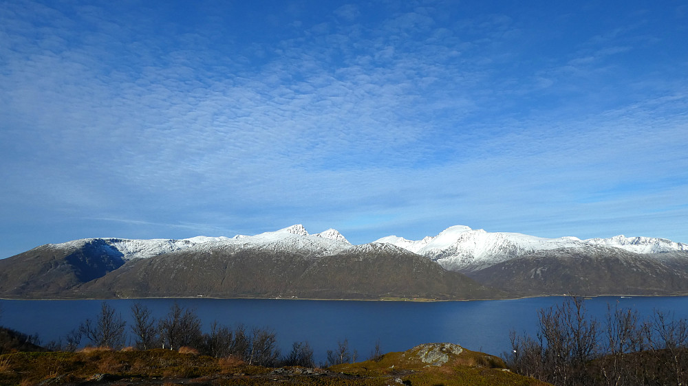 Ringvassøya med noen av sine flotte fjell.