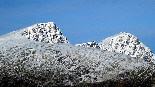 Allerede mye snø på Stortinden 824 moh, og Skulgamtinden 918 moh. Ringvassøya(se forrige bilde.......