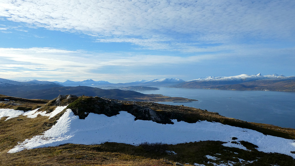 Her mot vest og Tromsøya fra 335 toppen.Ser de snøkledde fjellene på Kvaløya.