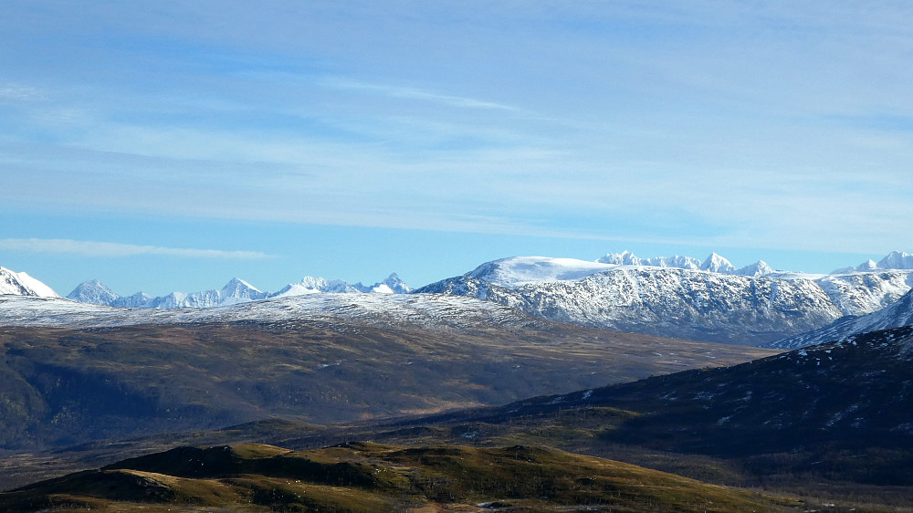 Brattfjellaksla 893 moh, ved Oldervik med Lyngsfjellene bak.
