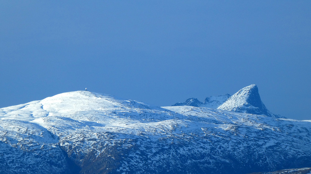 ...mens Store Blåmann 1044 moh, på Kvaløya virkelig var blå i dag.Kjølen 790 moh, til venstre med sin karakteristiske radarkuppel på toppen.