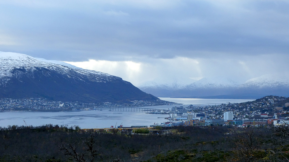 Mot Tromsø sentrum med Tromsøybrua og Tromsdalen.