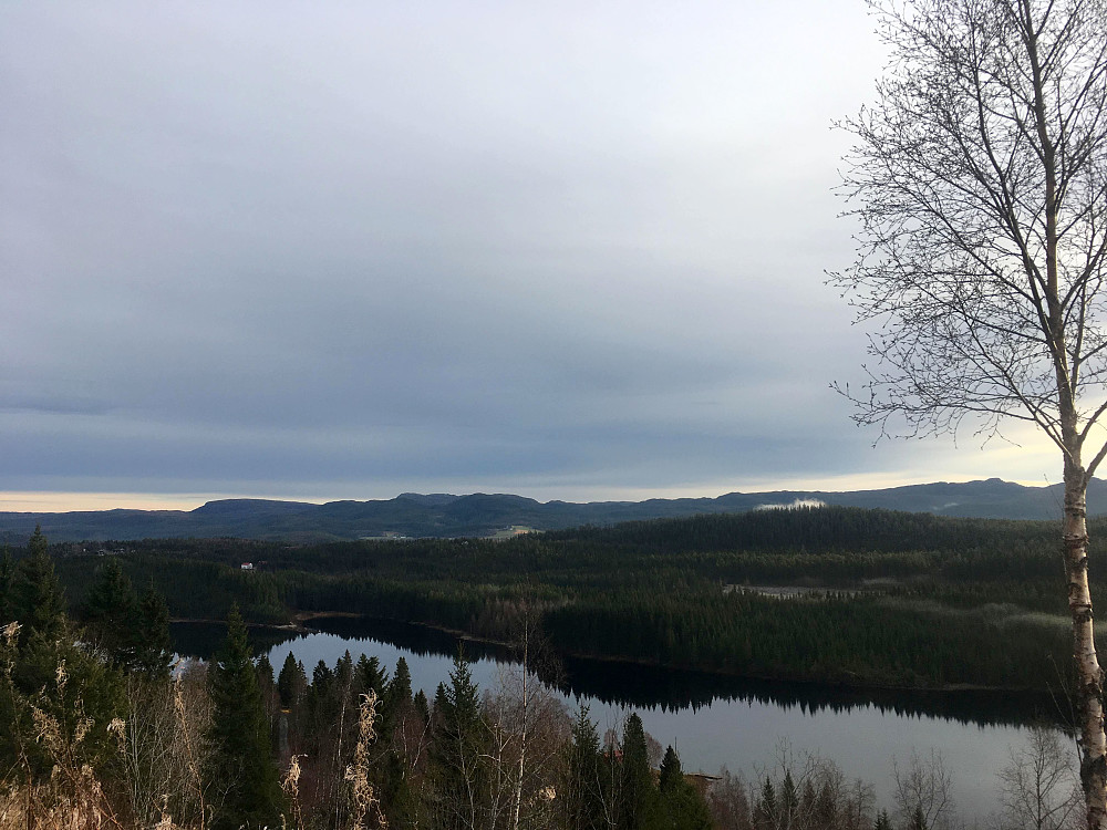 På vei opp Øvlandet.Storvatnet med Kjerringklumpen i det fjerne.