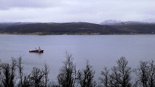 Tønsnesvarden på andre side av Tromsøysundet.