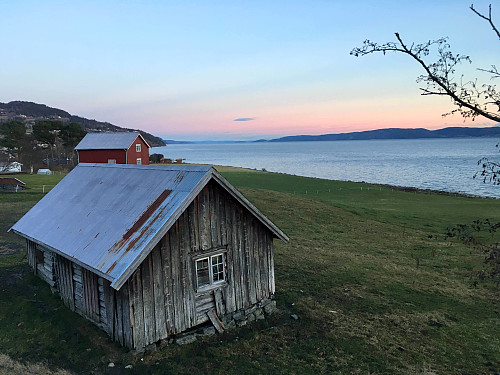 Gammelt sommerfjøs ved Ytre Grandan gård.