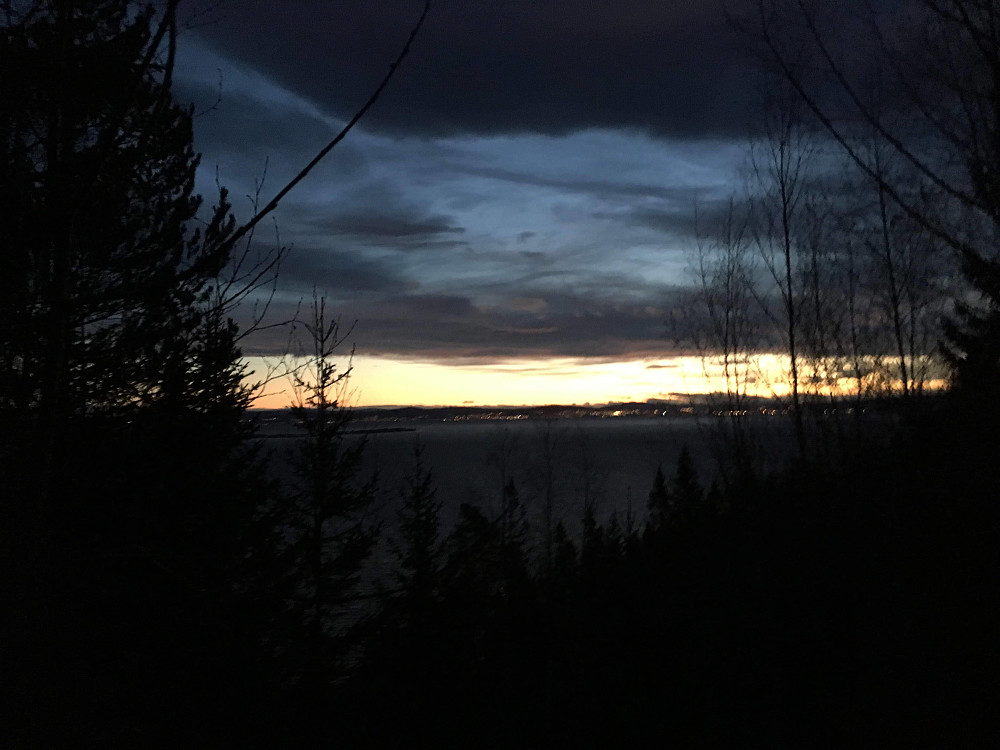 Mørket har senket seg.Ser lysene fra Trondheim.