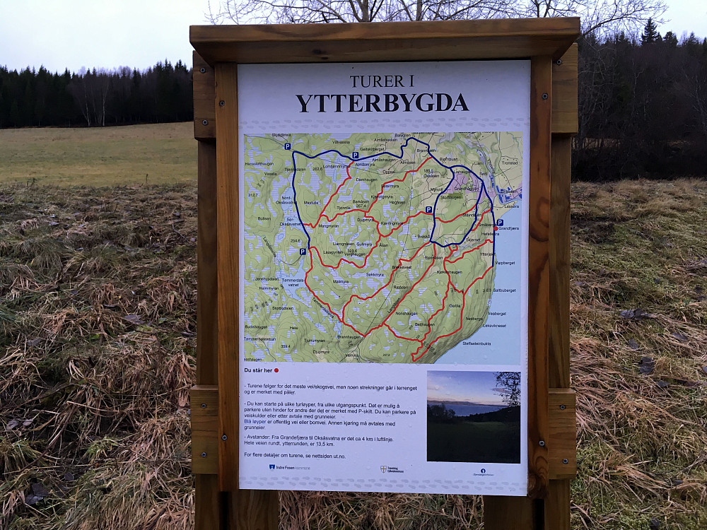 Fin oversiktstavle ved Grandefjæra P-plass.