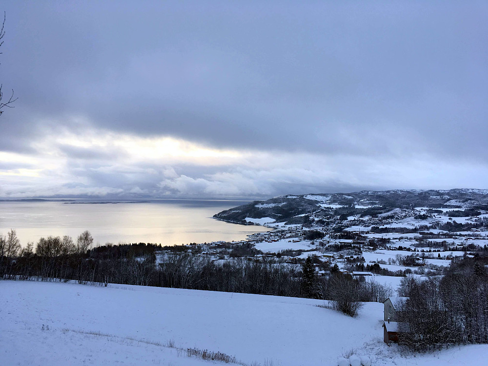 Fin utsikt ned mot sentrum og fjorden.