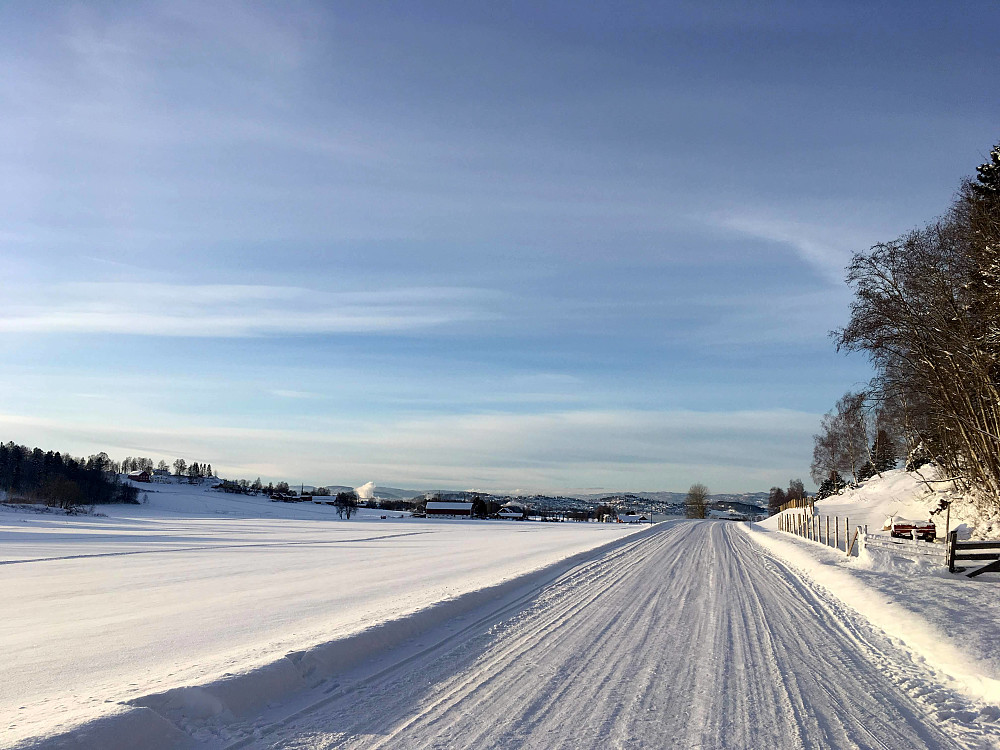 Langs hovedveien mot Levanger.Fiborgtangen-Skogn kan også skimtes med masse vanndamp i lufta.