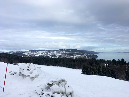 Utsikt fra Brekka.Vinteren har enda sitt grep over bygda.