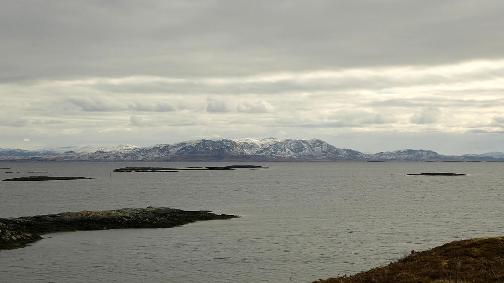 Ca.11 km. til Leka som vi ser i det fjerne.