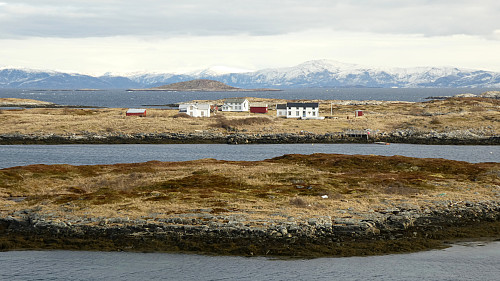 På Vågøya bodde det også noen familier.Folketallet var i 1946- 119 personer på Hortavær men gikk ned etter hvert før det ble avfolket i 1967.