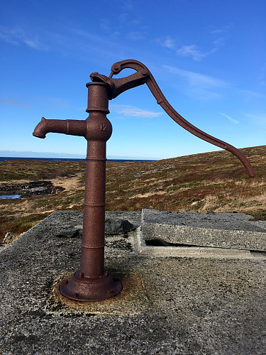 Den første av to brønner vi fant på øya.