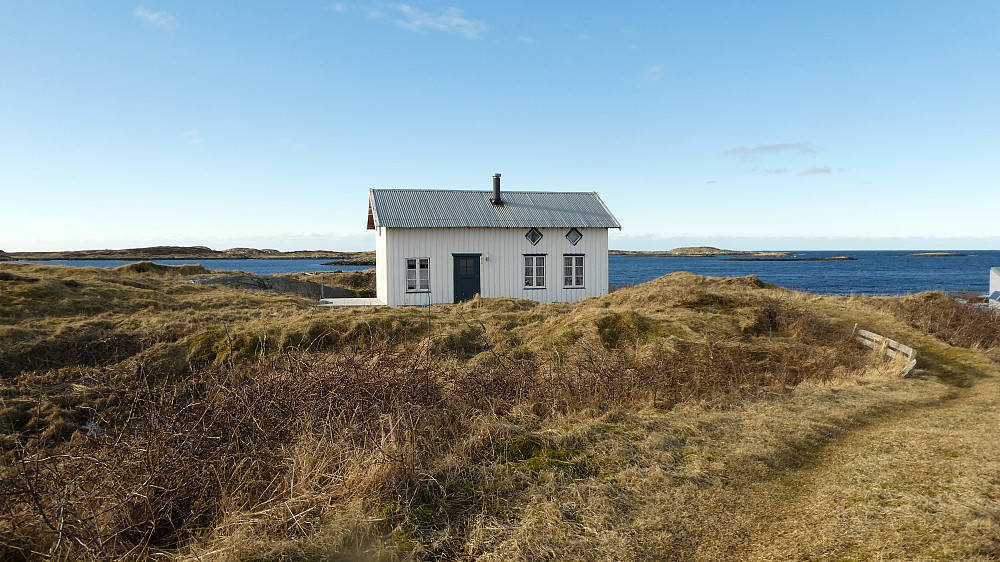 I dette huset bodde Svanhild som ble tatt av ei ørn på Leka i 1932.Det ble kjent som Ørnerovet på Leka.Hun var 3 1/2 år og veide 19kg.