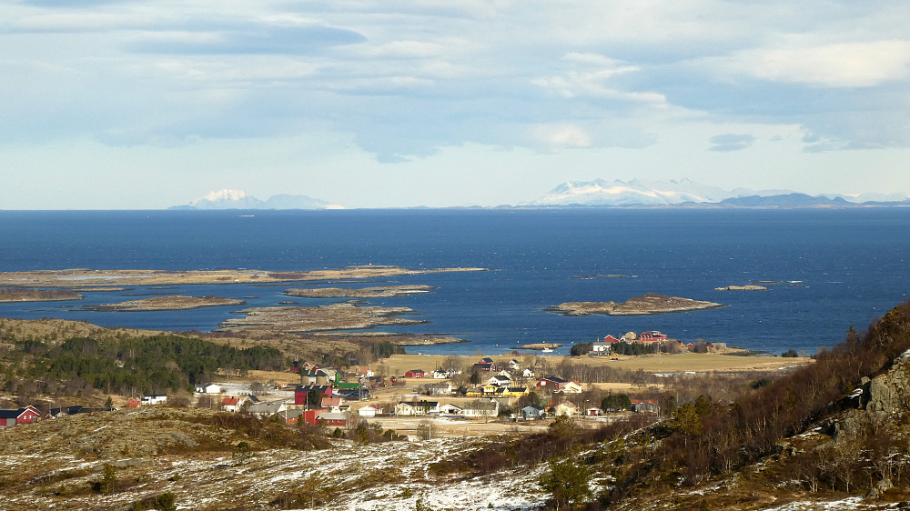 Leknes og Leknessjøen.Ser De Sju Søstre som ligger 110 km.lengre nord for Leka.