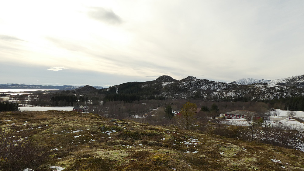 Stortinden midt på bilde.Bakkaklubben til venstre sett fra Olberget Panorama.