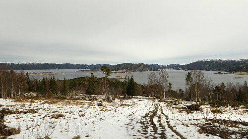 Over mot Råkvåg på andre siden.Sørfjorden til høyre og Nordfjorden til venstre.