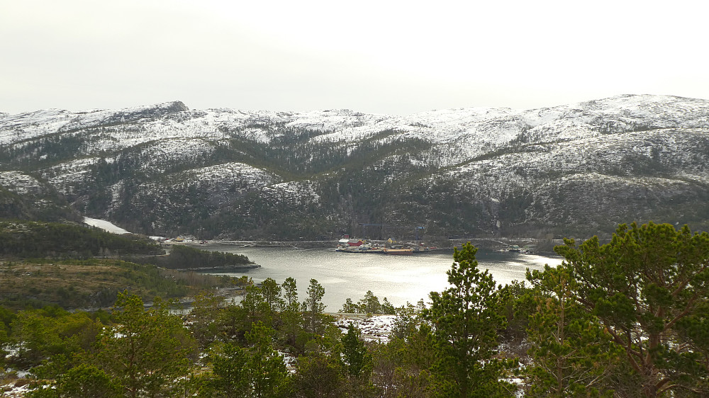 Frengen Industriområde med kai på andre side av bukta.
