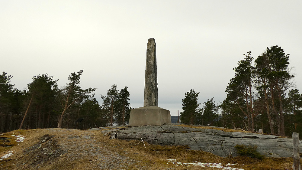 Kulturstien på Refsnes.Her finner du den store bautaen.