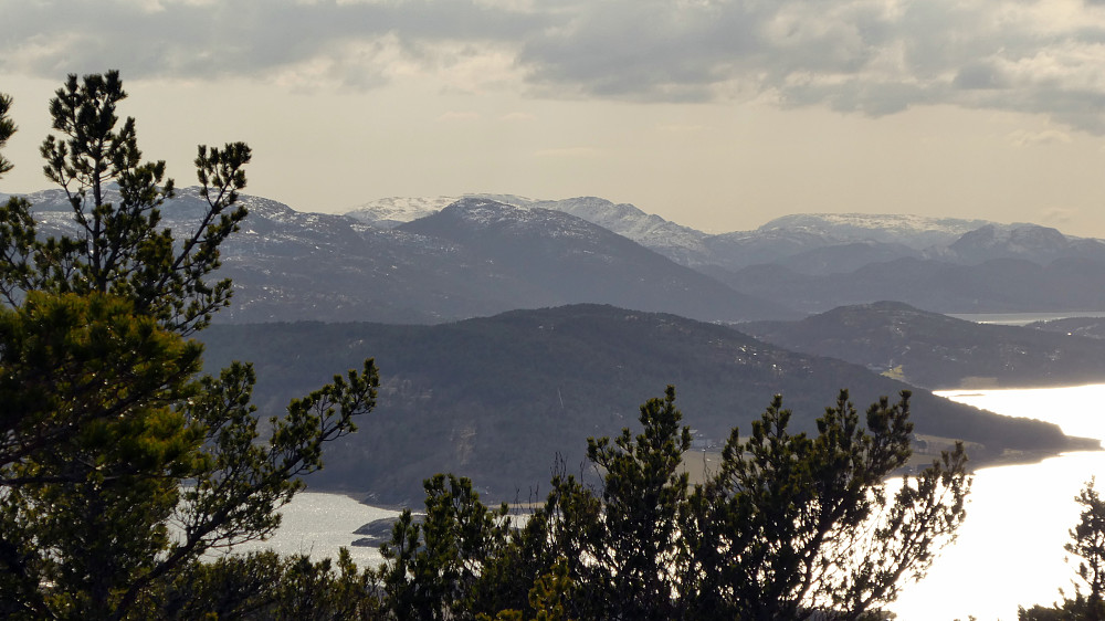 Ser her mot sørvest.Høgkammen på 125 moh.Bak ligger Brettingen 297 moh. og over Trondheimsfjorden ligger Kallurddalsbrotet 436 moh.Avstand dit i luftlinje er ca.26 km.