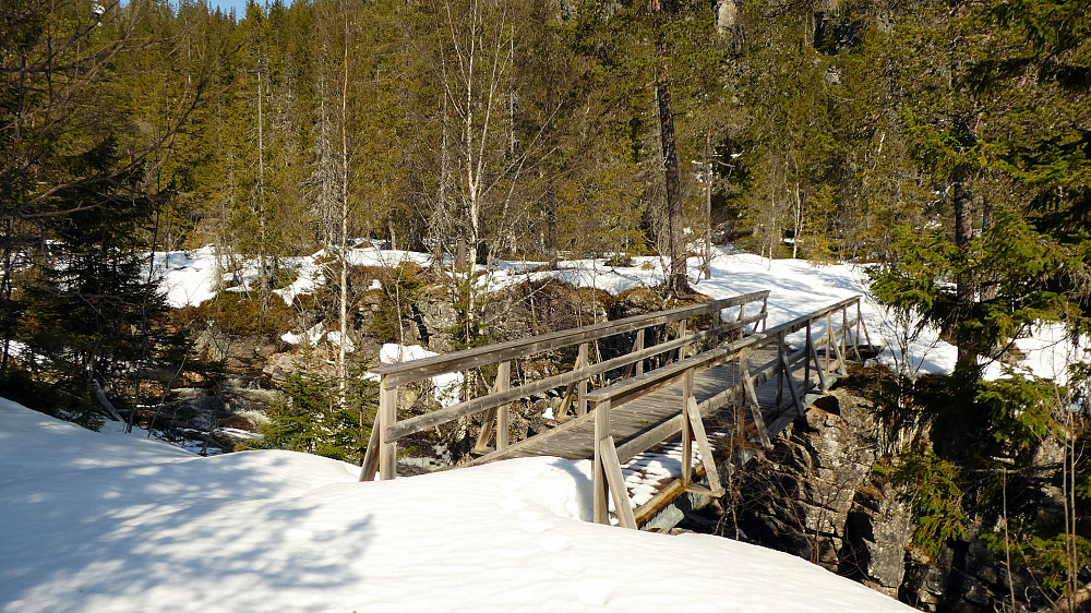 Gangbrua over Hestdalselva.