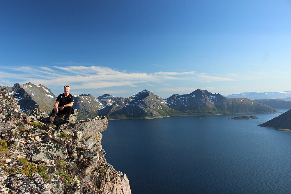 Har fin utsikt herfra.Sessøyfjorden nede til høyre.