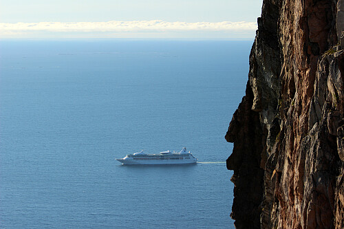Cruiseskip passerer langt ute.